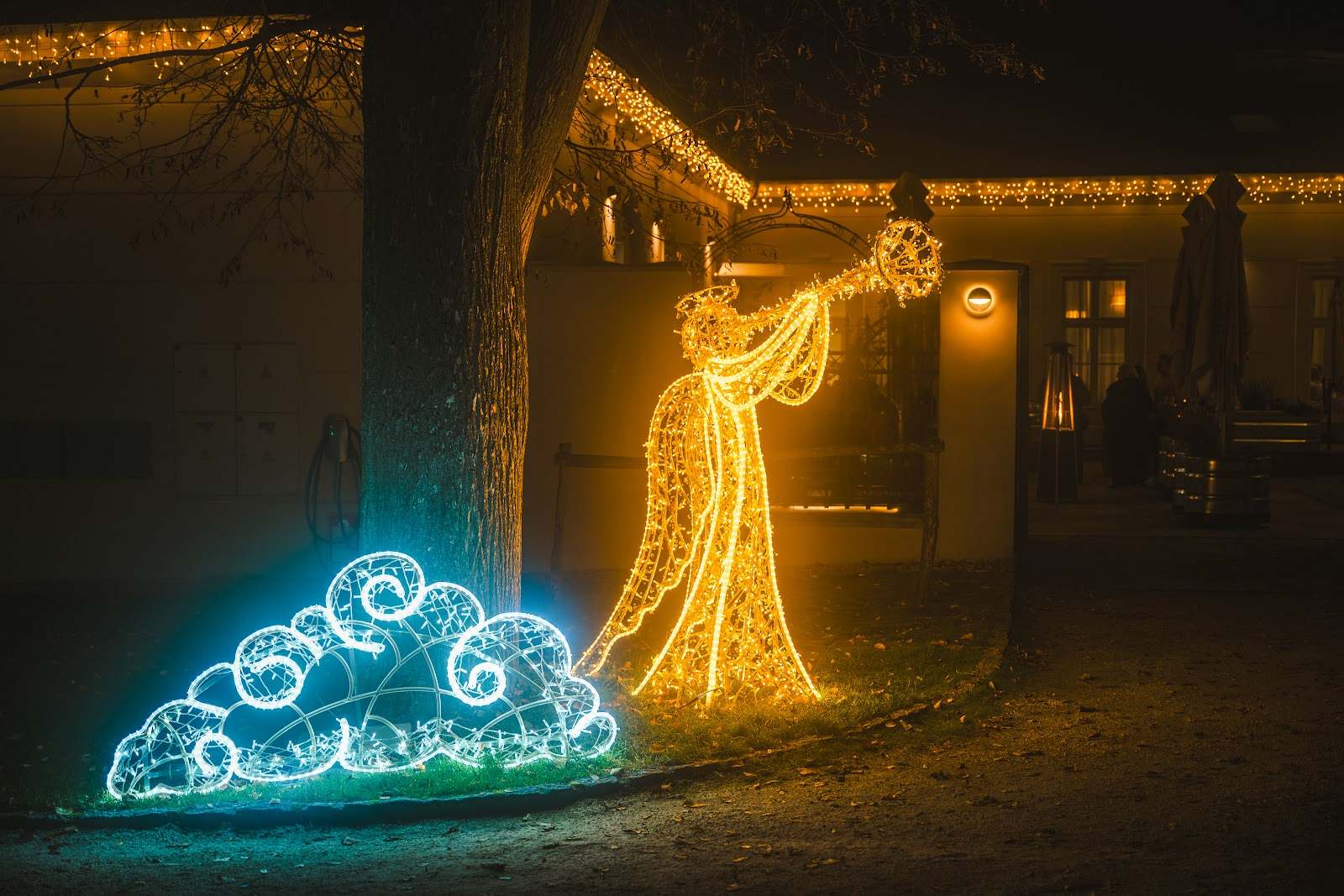 Leuchtende Engelsfiguren im Park eines Schlosses